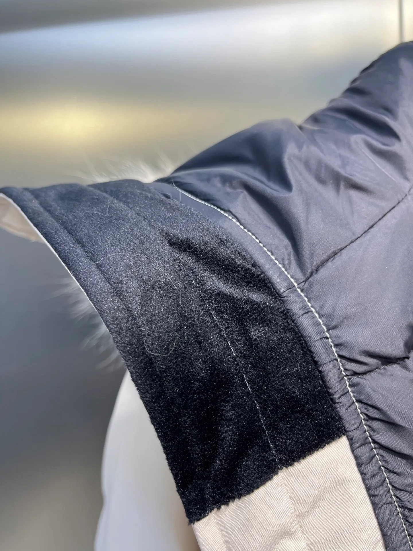 P840 𝘾𝘼𝙉𝘼𝘿𝘼 𝙂𝙊𝙊𝙎𝙀Big Goose 13# The design of Big Goose 13 is simple and elegant, a little longer than the 08 model, more suitable for men and suitable for business people. This down jacket is popular for its simple design, which is not only practical but also has a certain sense of fashion. In terms of applicability, the Daye 13 model provides good thermal insulation performance. Its thermal insulation coefficient is level 5, which can provide enough warmth and is suitable for wearing in cold environments. In addition, the Daye 13 model also has a high cost performance. Compared with other models, it provides a better balance between price and performance, making it more competitive in the market.  size：xs-xxl